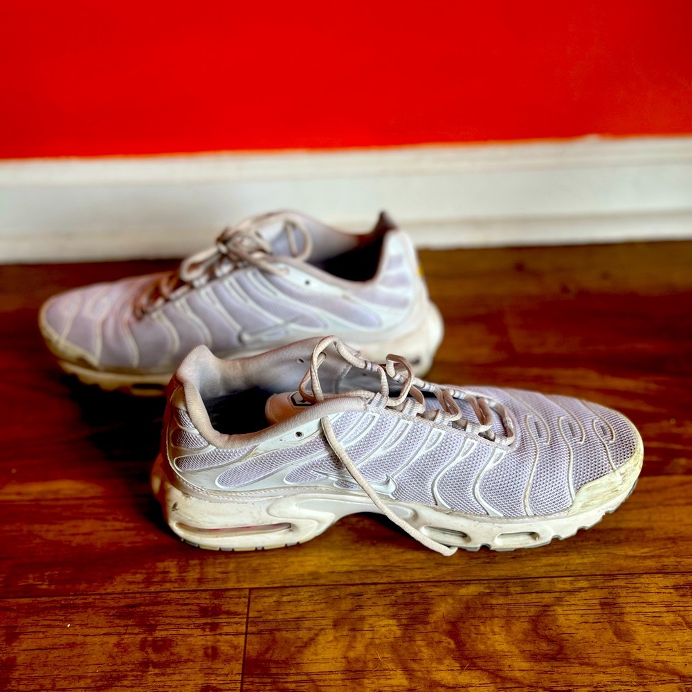 These are white airmaxs